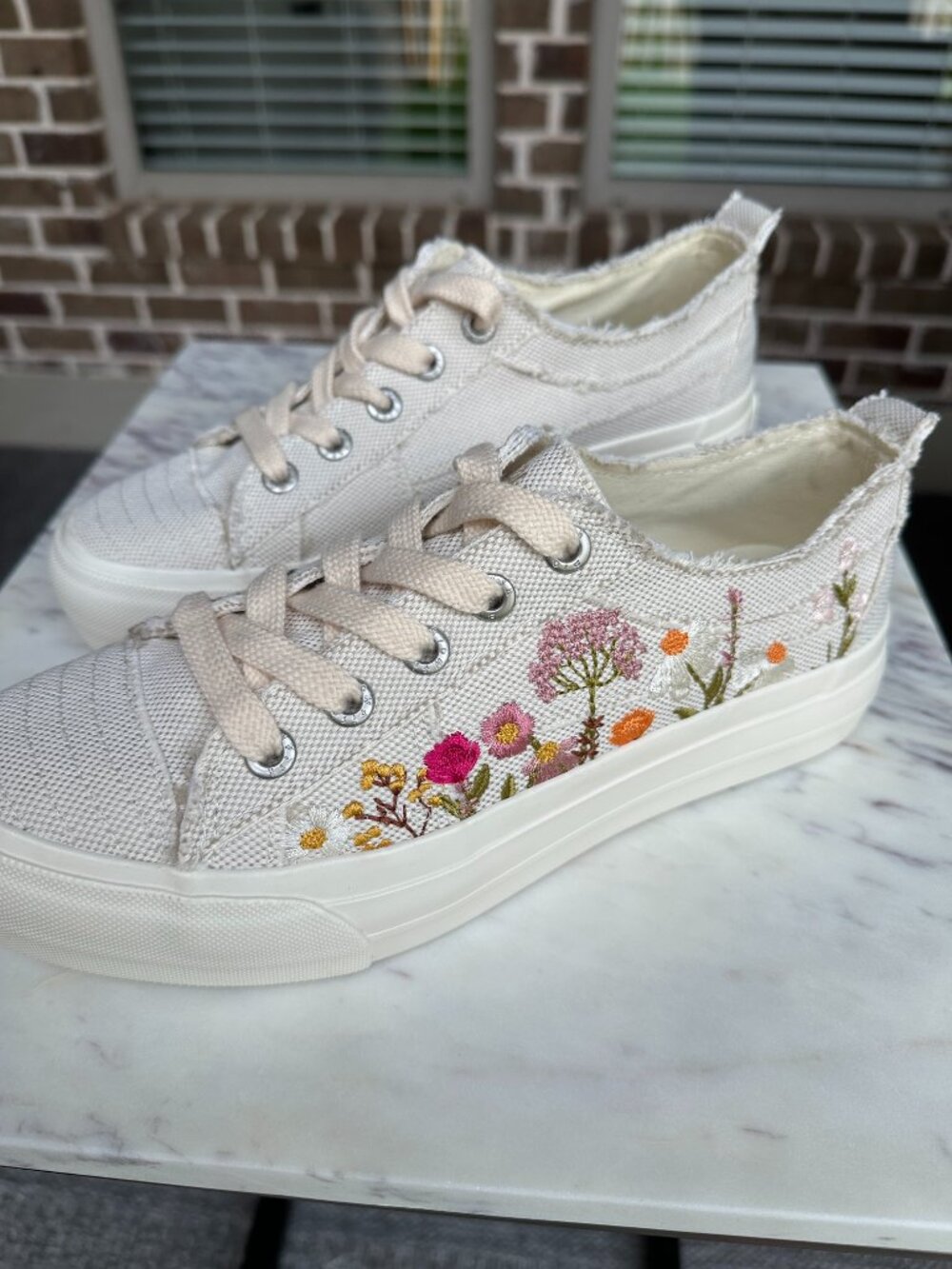 Blowfish Malibu Sadie-Sun Floral Sneakers Embroidery Cream Women's Size 10 NEW - Picture 7 of 14